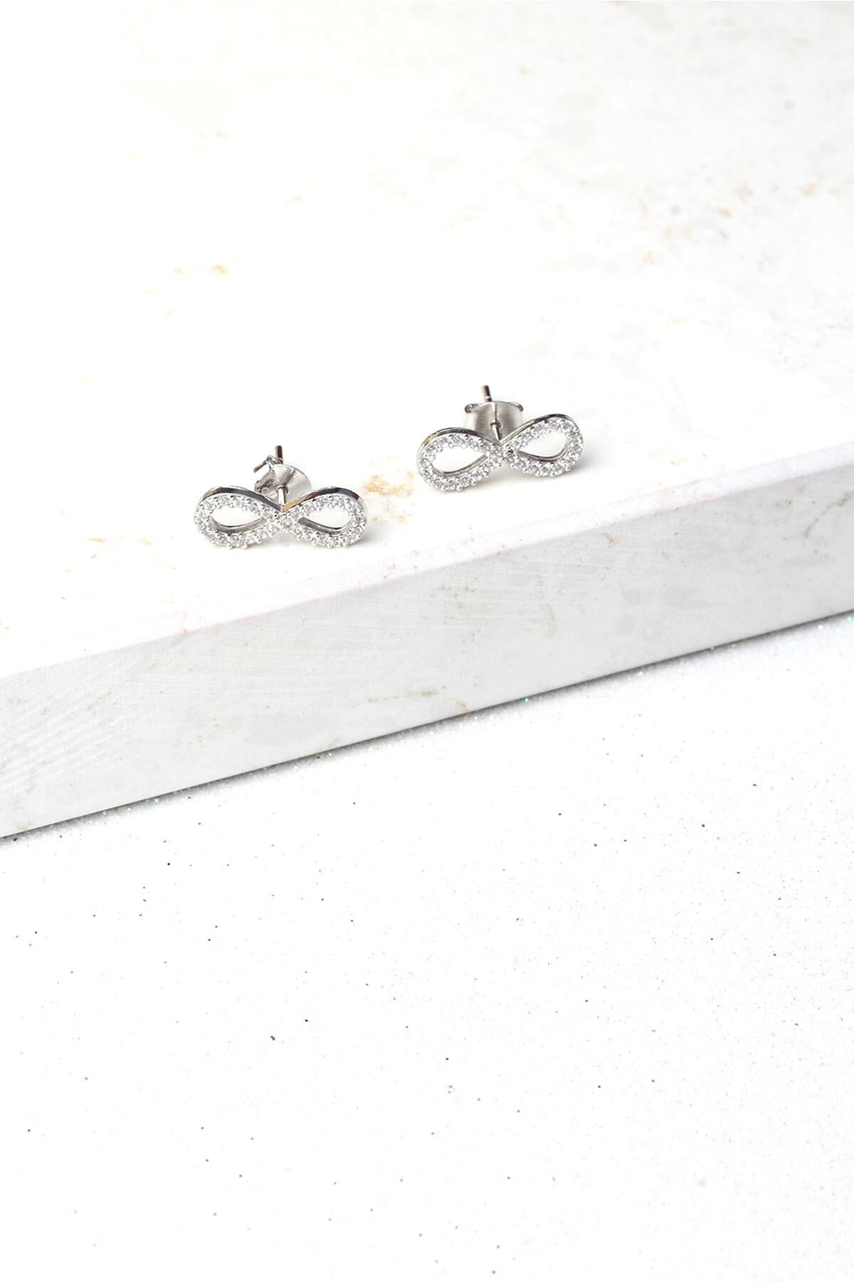 Sonsuzluk Küpe Zirkon Taşlı Beyaz 925 Ayar Çivili Gümüş Küpe