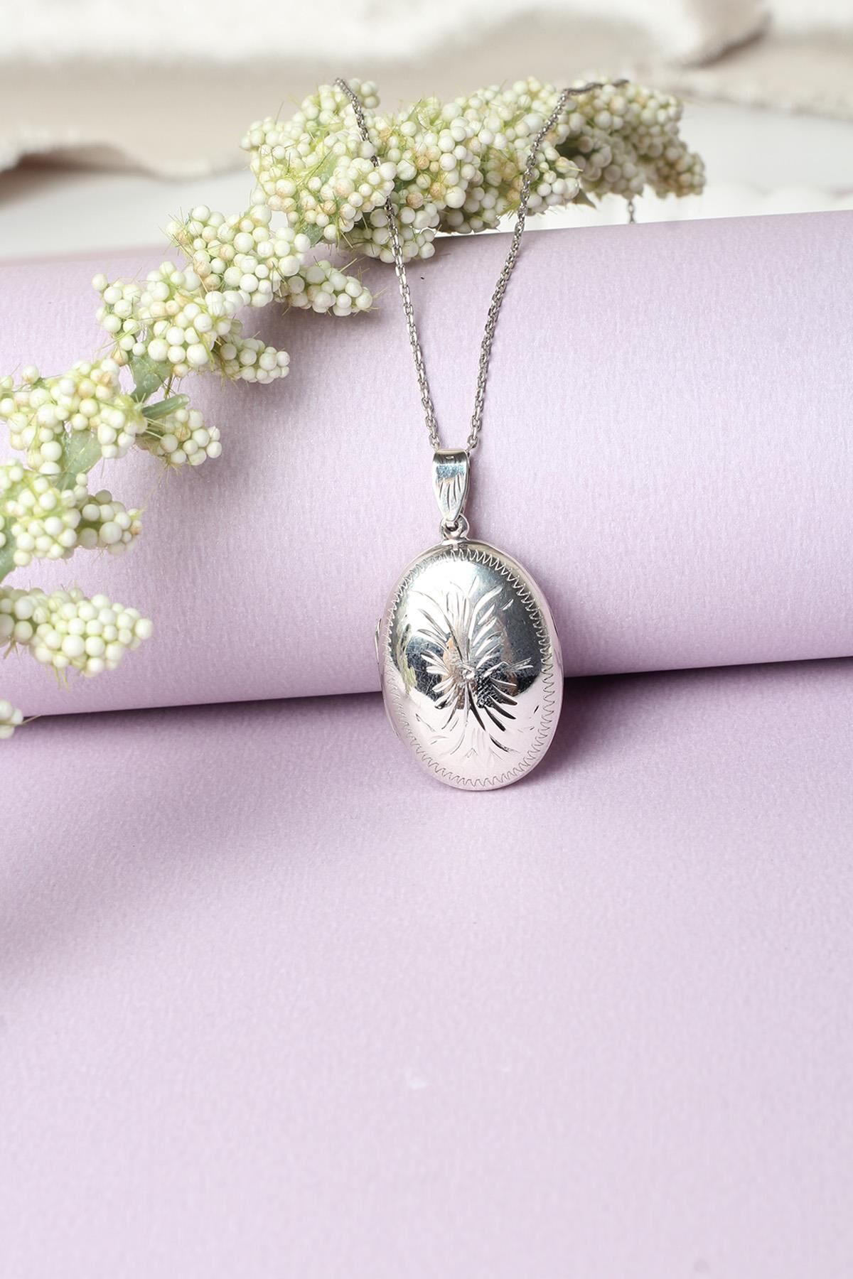 Resimlik Kolye Oval Madalyon Desenli Gümüş Zincir 925 Ayar Kolye