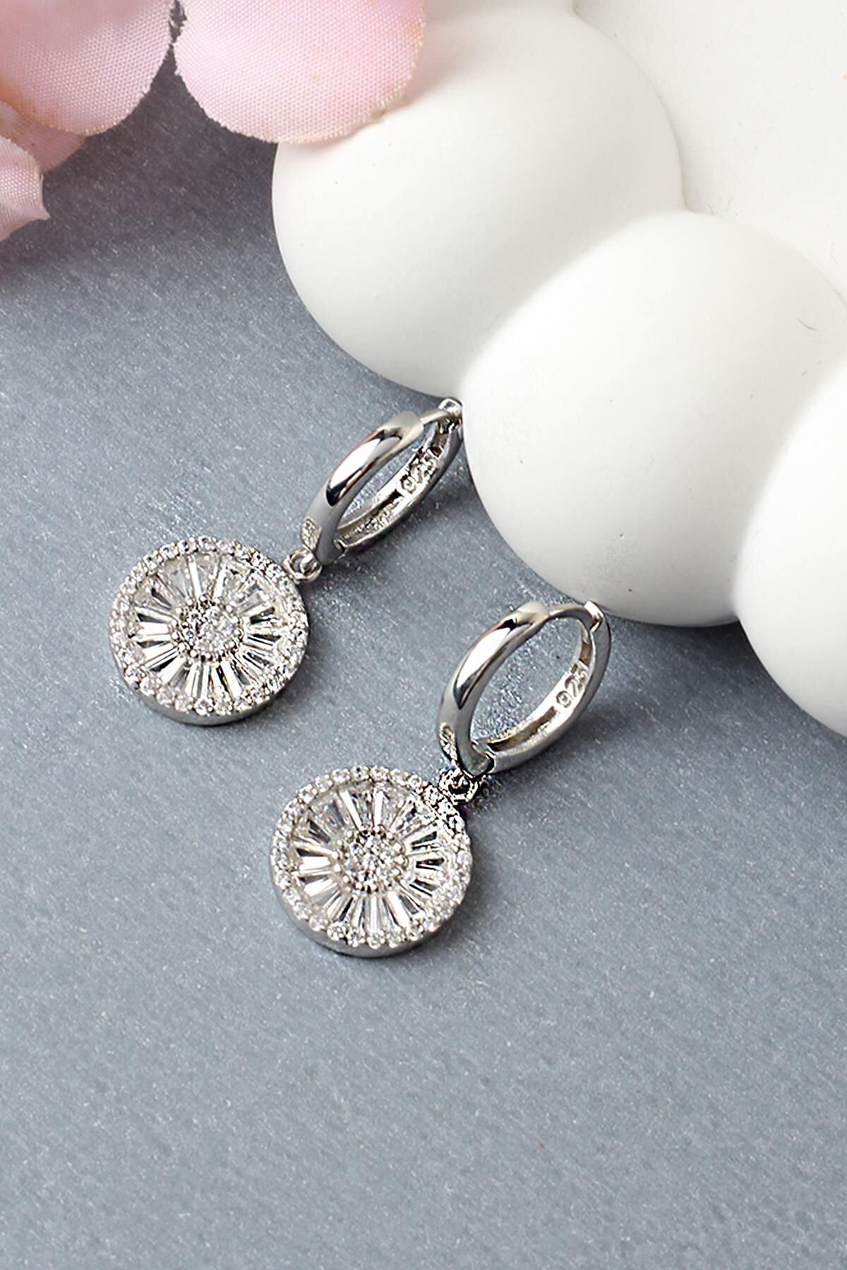 Sallantılı Yuvarlak Baget Zirkon Taşlı Silver Beyaz 925 Ayar Gümüş Küpe