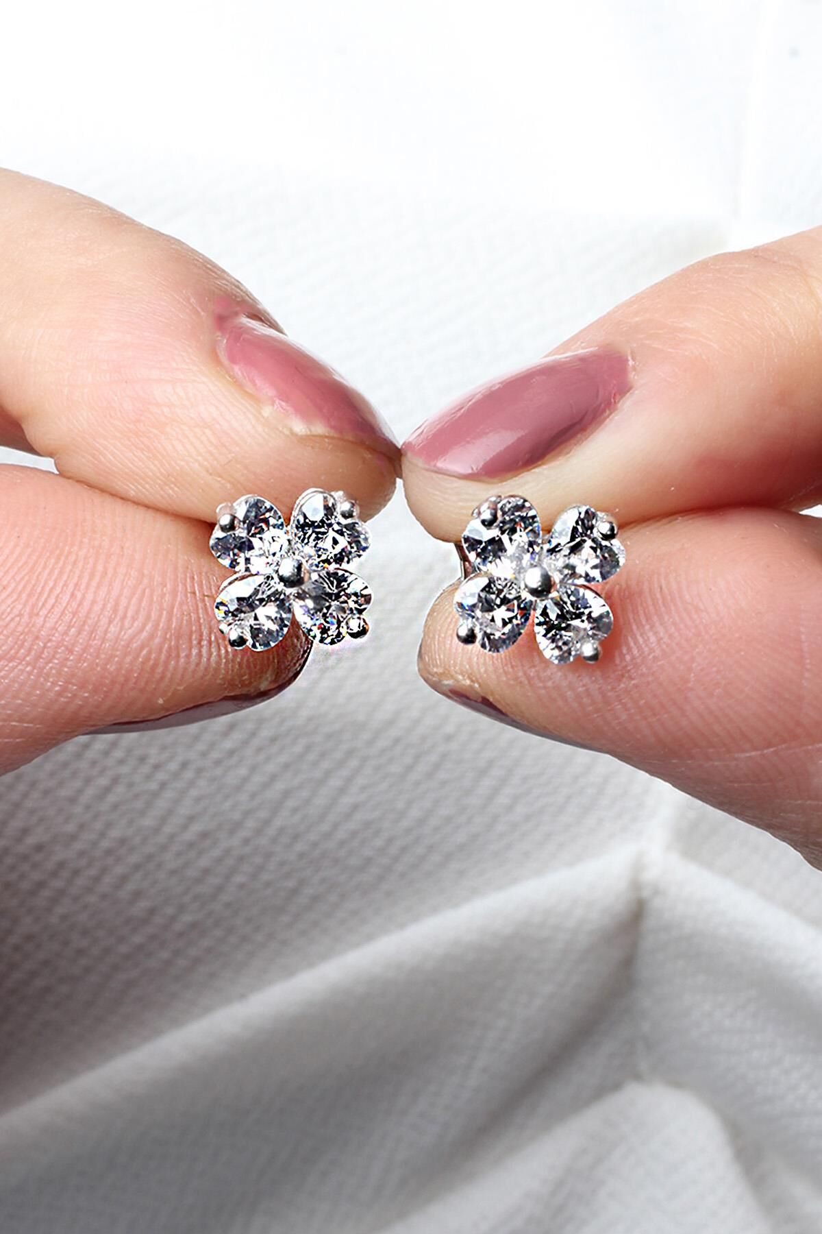 Yonca Küpe Silver 925 Ayar Gümüş Çivili Küpe