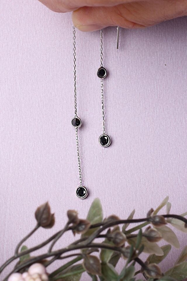 Zincir Küpe Siyah Taşlı Geçmeli Sallantılı 925 Ayar Gümüş Küpe