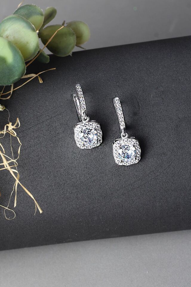 Kare Tektaş Sallantılı 925 Ayar Gümüş Geçmeli Küpe