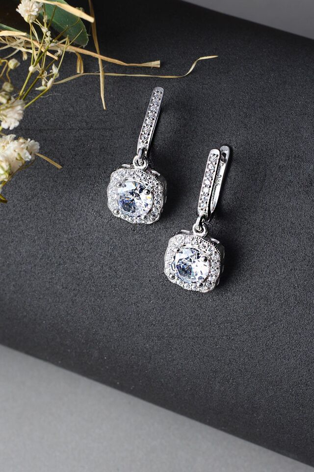 Kare Tektaş Sallantılı 925 Ayar Gümüş Geçmeli Küpe