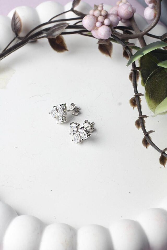 Damla Küpe Gümüş Çivili Zirkon Taşlı Geçmeli 925 Ayar Küpe