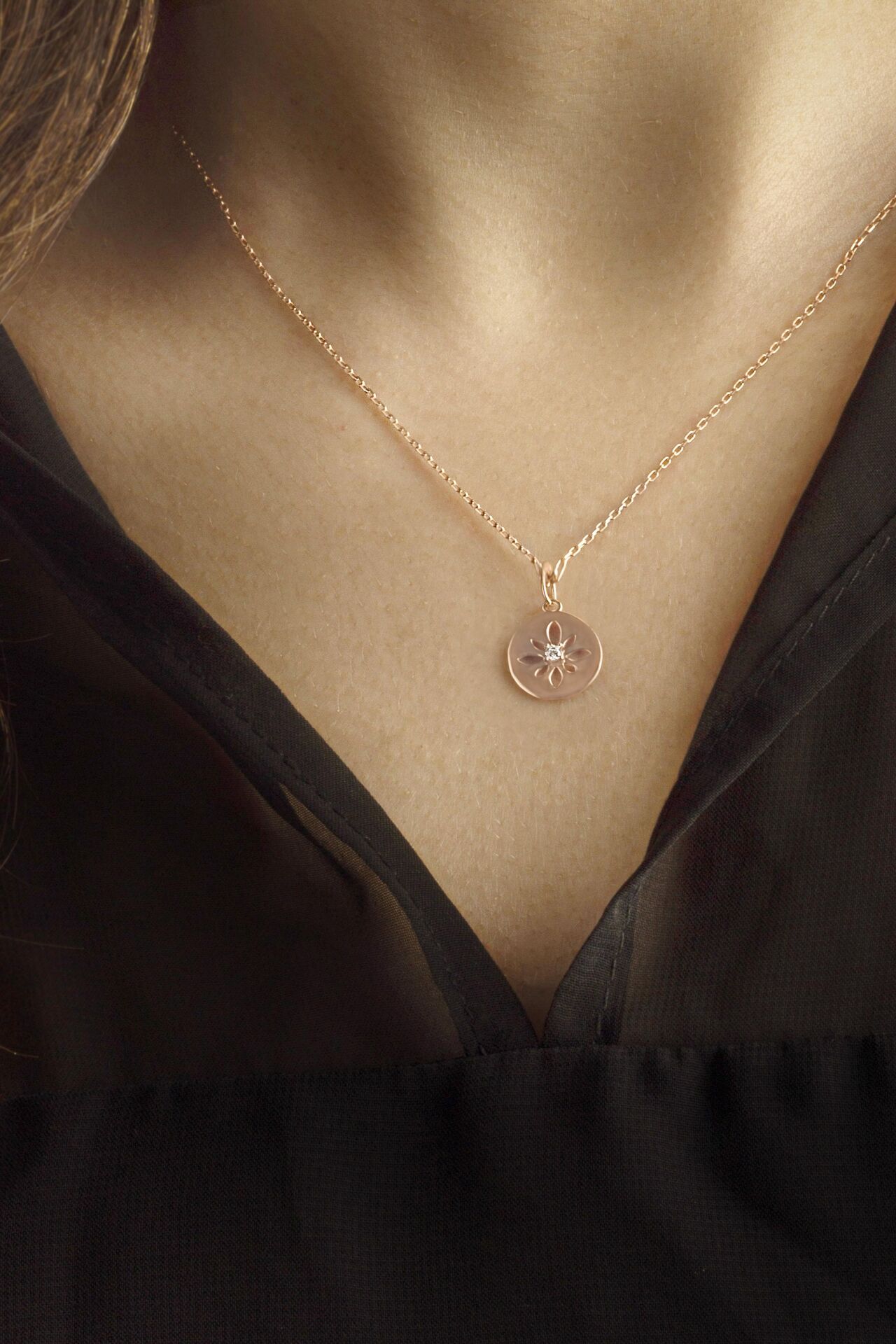 Çiçek Motifli Yuvarlak Tektaş Kolye - Rose