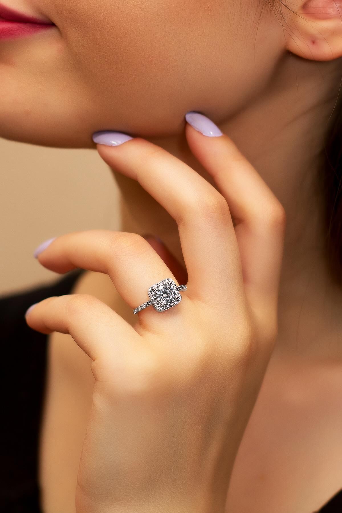 Yuvarlak  Baget Taşlı Pırlanta Modelli Gümüş Yüzük