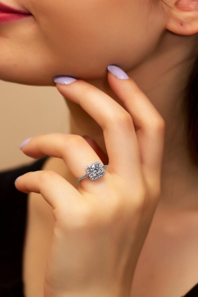 Yuvarlak  Baget Taşlı Pırlanta Modelli Gümüş Yüzük