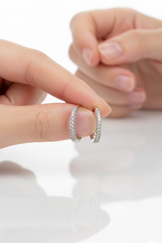 Yuvarlak Beyaz Taşlı Gümüş Halka Küpe -Rose