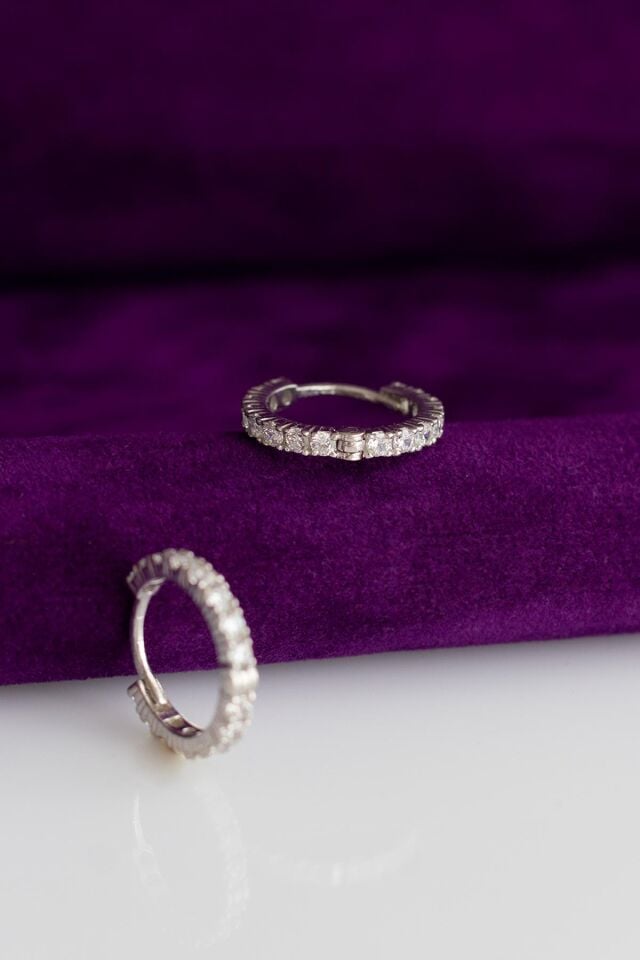 Gümüş Rengi Beyaz Taşlı Halka Küpe