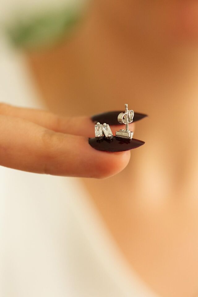 Gümüş Rengi Baget Taşlı Küpe