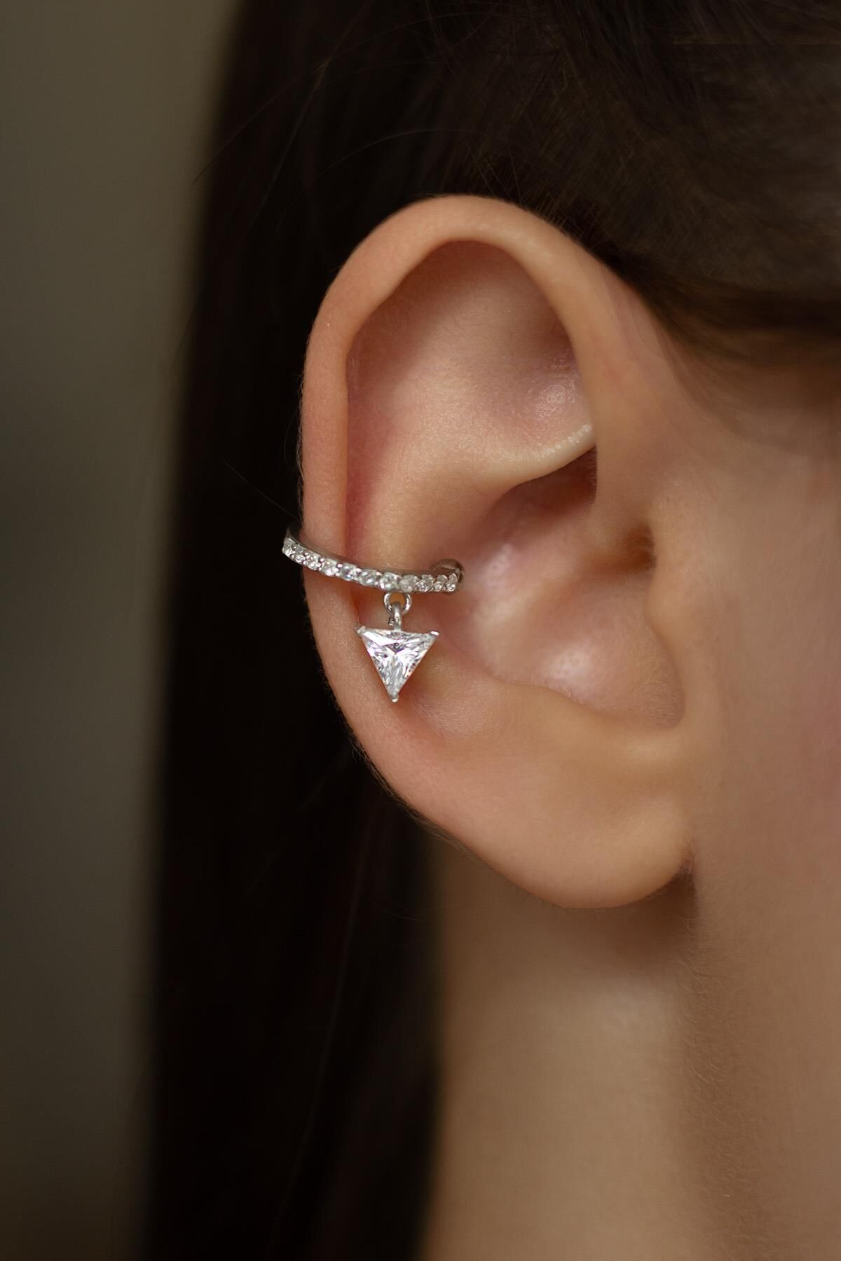 Gümüş Rengi Üçgen Taşlı Tekli Kıkırdak Küpe