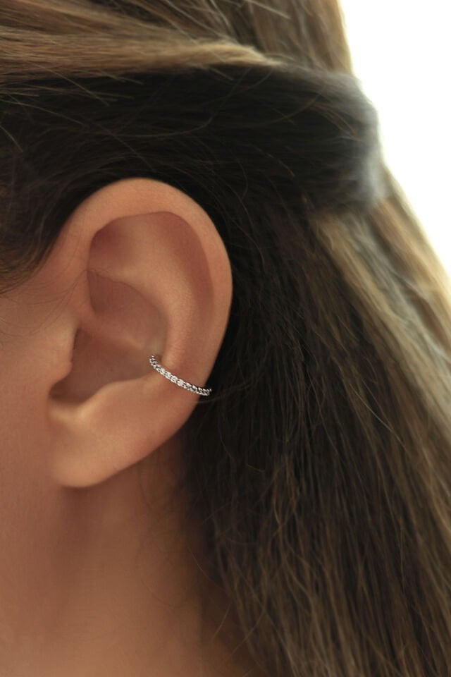 Gümüş Rengi Taşlı Halka Kıkırdak Küpe