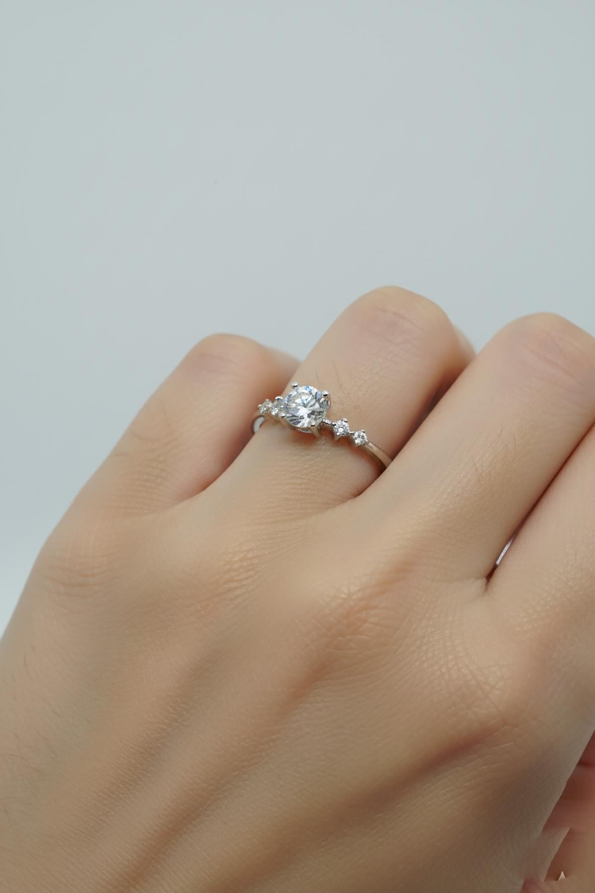 Kadın Gümüş 925 Ayar Ayarlanabilir Işıltılı Tektaş Yüzük