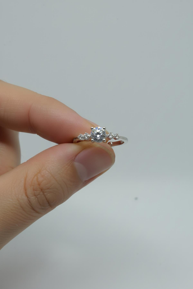 Kadın Gümüş 925 Ayar Ayarlanabilir Işıltılı Tektaş Yüzük