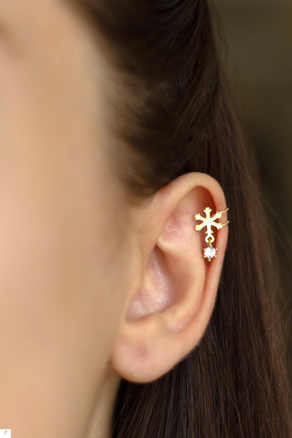 Sarı Renk Kar Tanesi Model Tekli Kıkırdak Küpe