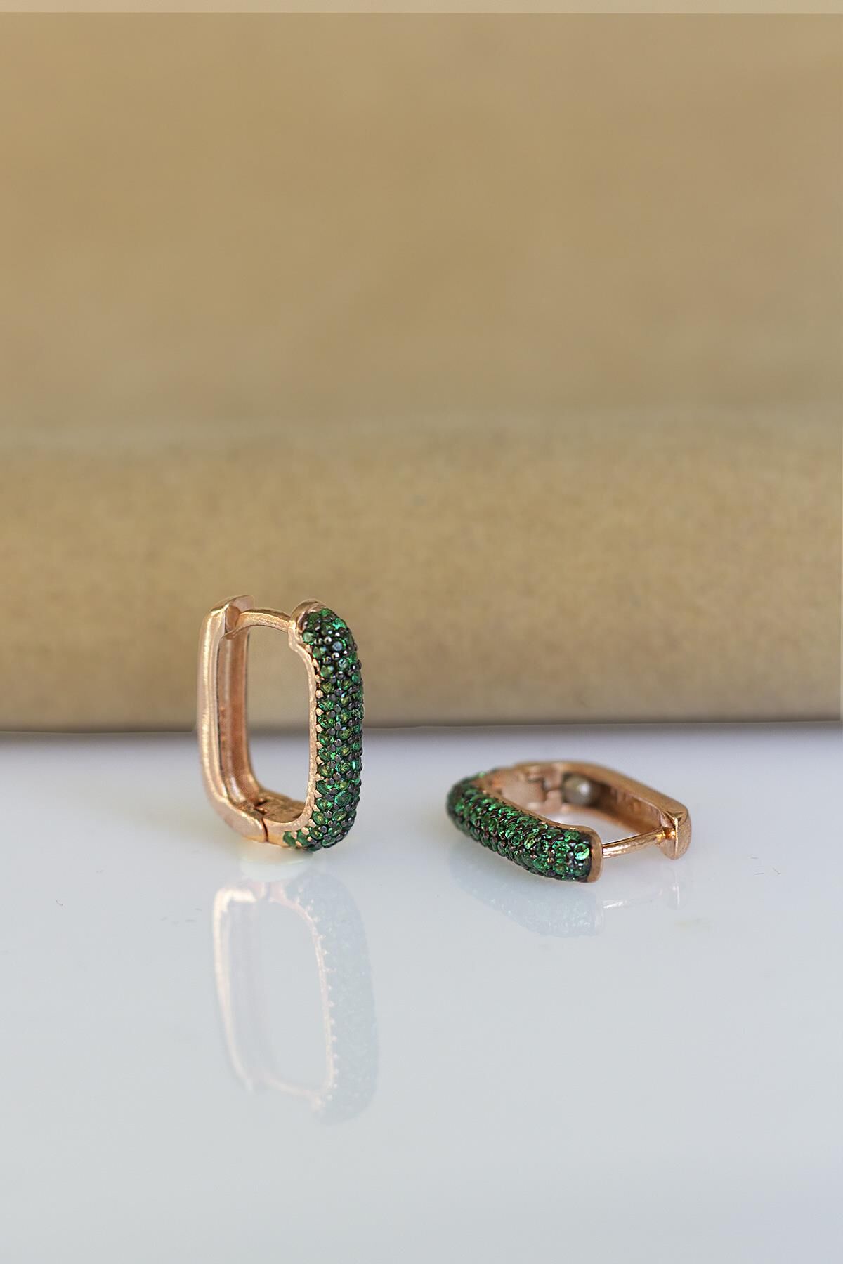 Yeşil Taşlı Dikdörtgen Model Gümüş Küpe -Rose